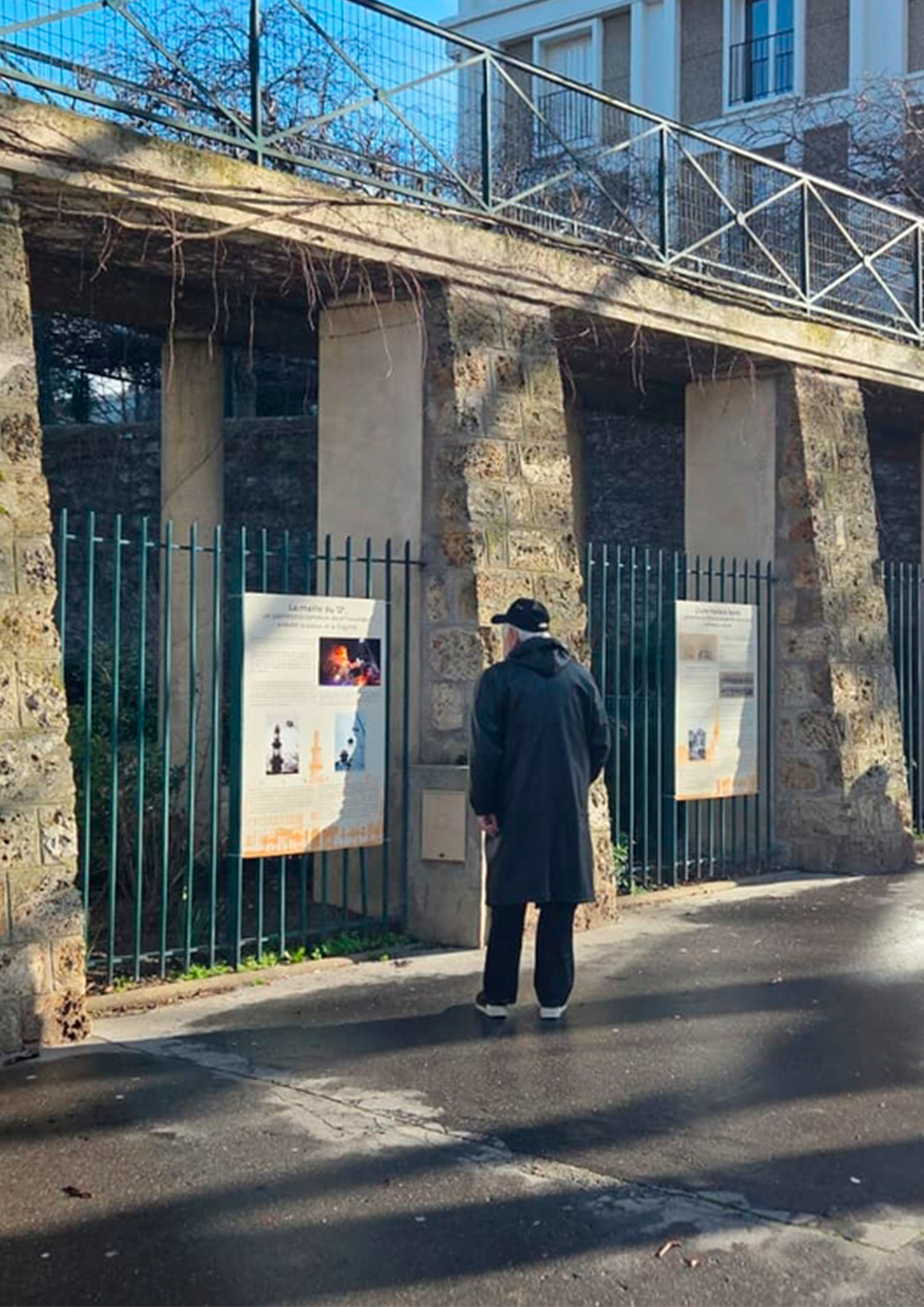 Panneaux retraçant l'histoire de la mairie du 12e, suite à l'incendie du 27 janvier.